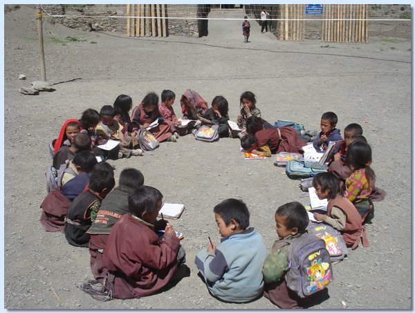 Die Kindergaertler und Vorschueler bei der Pause im Freien.JPG