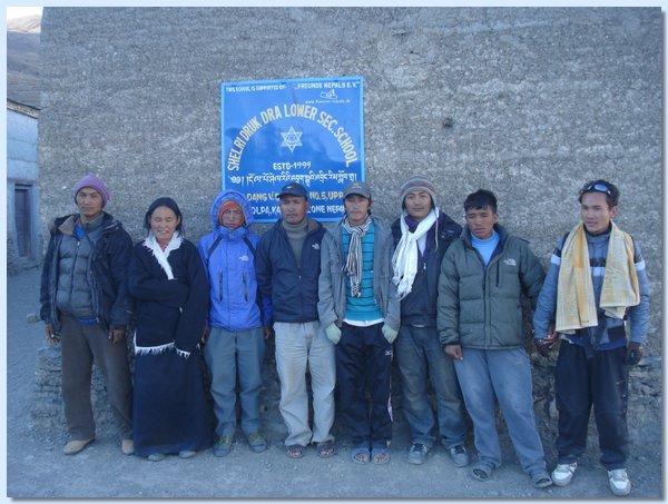 Die Lehrer - Tashi Dhondup, Pema Sangmo, Pratap Rokaya, Gyanu Gurung, Naradev Rokaya, Tenzin Dhakar, Manlal Budha, Koch Anil Tamang (v.l.n.r.).JPG