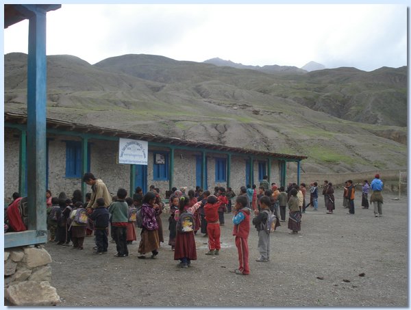 Die Schueler beim Morgenappell vor dem 2008 gebauten Schulblock.JPG