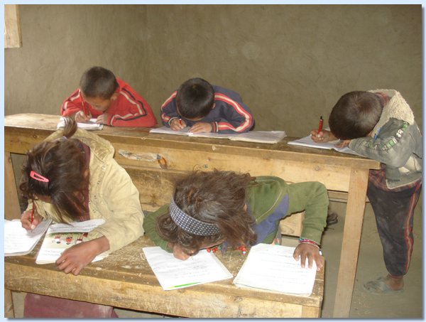 Die eifrigen Schueler der zweiten Klasse.JPG