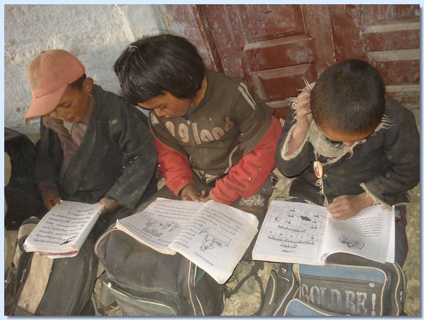 In der warmen Sonne lernen die Kinder tibetische Geschichten lesen.JPG