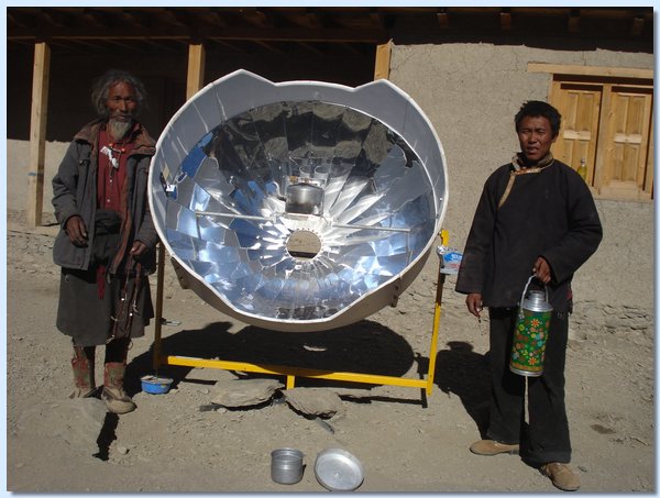 Nutzung des Solarkochers zum Wasserkochen.JPG