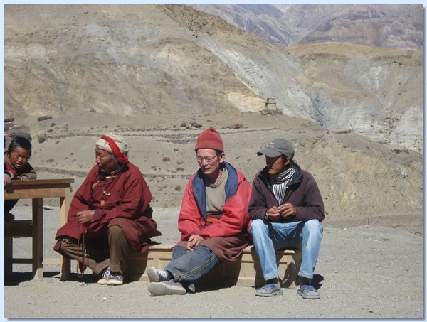 Phuntsok Lama, der Amchi von Saldang und Betreuer der Schueler, Karma Dhondup auf einer Bank.JPG