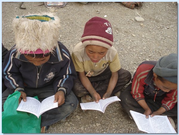 Sie lesen tibetische Schulbuecher.JPG