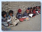 An der Mauer sitzend lernen die Kleinen tibetische Schrift lesen.JPG