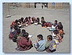 Die Kindergaertler und Vorschueler bei der Pause im Freien.JPG