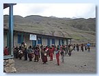 Die Schueler beim Morgenappell vor dem 2008 gebauten Schulblock.JPG