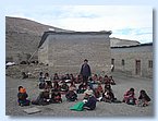 Die Winterschule findet bei schoenem Wetter im Freien statt.JPG