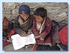 Man lernt Tibetisch lesen.JPG