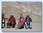 Phuntsok Lama, der Amchi von Saldang und Betreuer der Schueler, Karma Dhondup auf einer Bank.JPG