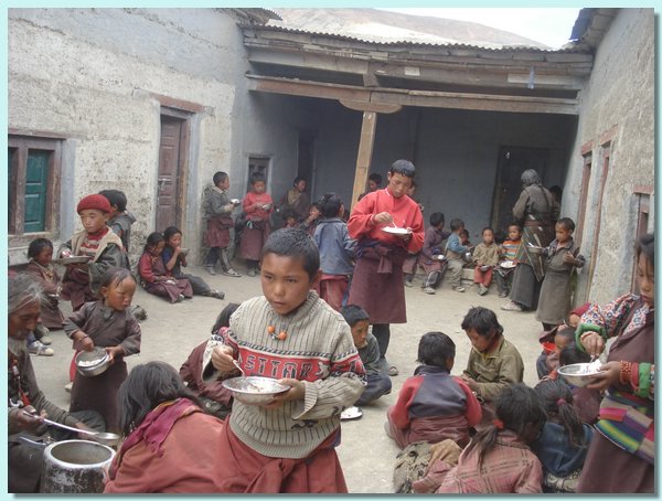Dawa Tsering, 6. Klasse, mit Reisteller.JPG