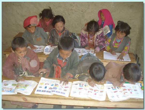 Die Kindergaertler vor ihren Schulbuechern.JPG