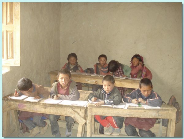 Die erste Klasse lernt eifrig.JPG