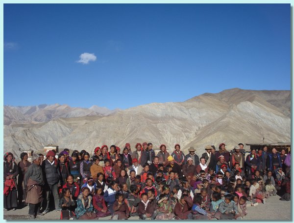Die kahlen Berge von Saldang, davor Gruppenbild.JPG