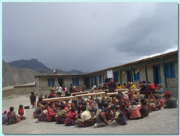 Endlich mal Wolken - Schueler und Honoratioren.JPG