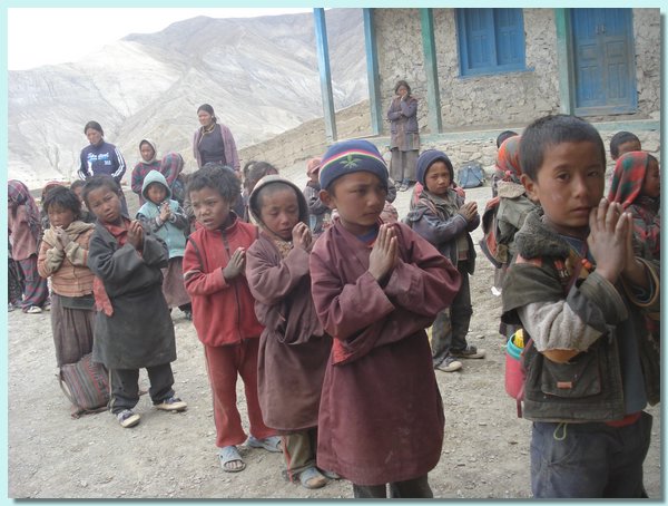 Fruehere Schuelerinnen Kunsang Lhamo und Nyima Bhuti als Volontaere.JPG