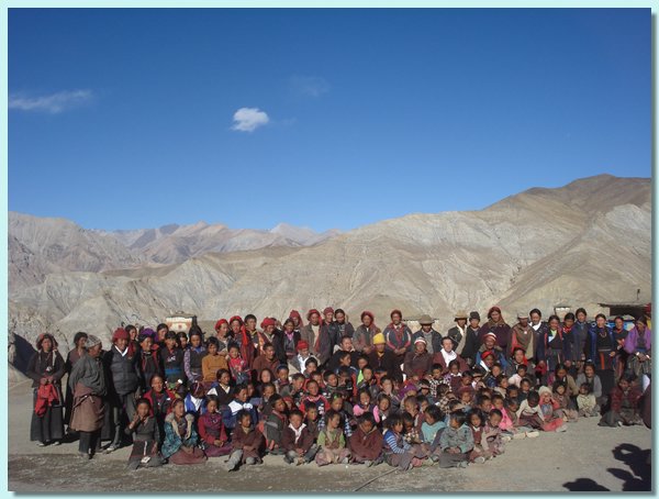 Gruppenphoto mit Eltern, Lehrern, Schuelern.JPG