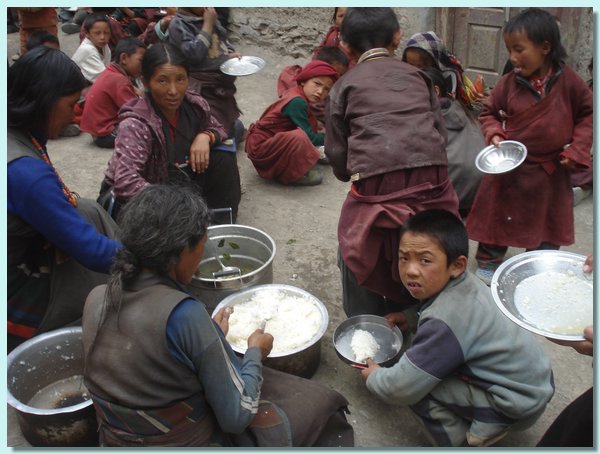 Hausmutter Aya Urgyen gibt Mittagessen aus.JPG