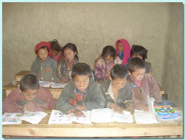 In ihre Buecher vertiefte KIndergaertler.JPG