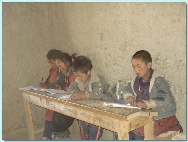 Jigme Pema mit seinen Freunden in der 1. Klasse.JPG