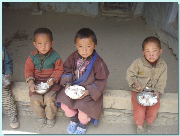 Jigme Pema und seine Freunde speisen zu Mittag.JPG