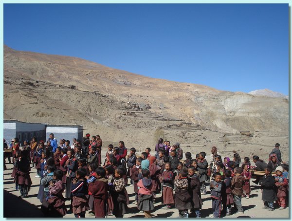 Lehrer Pema Gurung gibt den Schuelern Anweisungen.JPG