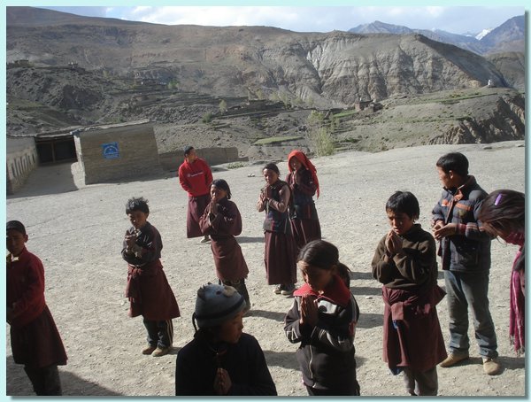 Lopon Pema Gurung mit der vierten und fuenften Klasse.JPG