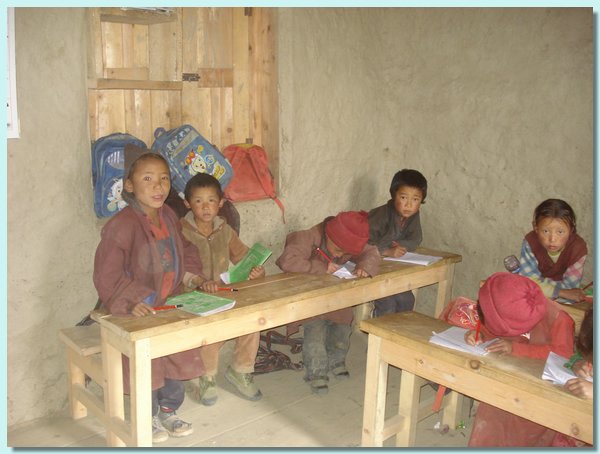 Pasang Tashi mit seinen Freunden in der Klasse.JPG