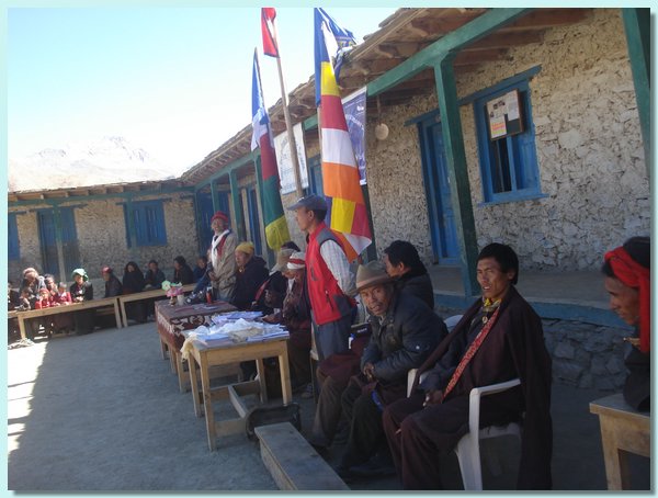 Rektor Gyanu Gurung heisst die Gaeste zum Schulabschlussfest willkommen.JPG