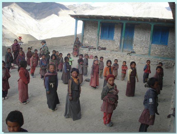 Rektor Gyanu Gurung, Lehrerin Pema Sangmo mit den Kleinen am Morgen.JPG