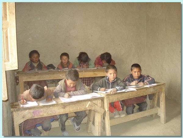 Schueler der ersten Klasse.JPG