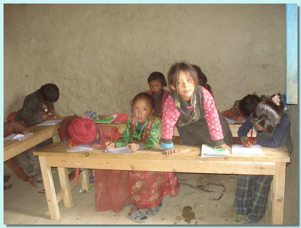 Sonam Dolma und andere Kinder im Kindergarten.JPG