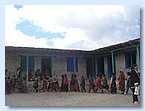 Die Kinder marschieren in die Klassenraeume.JPG Die Kinder marschieren in die Klassenraeume.JPG