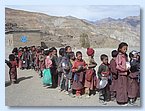Die Kinder stehen zur Essensausgabe an.JPG Die Kinder stehen zur Essensausgabe an.JPG