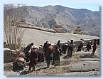 Dorfbewohner bepflanzen das Schulgelaende.JPG Dorfbewohner bepflanzen das Schulgelaende.JPG