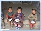Jigme Pema und seine Freunde speisen zu Mittag.JPG Jigme Pema und seine Freunde speisen zu Mittag.JPG