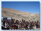 Lehrer Pema Gurung gibt den Schuelern Anweisungen.JPG Lehrer Pema Gurung gibt den Schuelern Anweisungen.JPG
