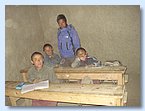 Lehrer Pratap Rokaya mit der vierten Klasse.JPG Lehrer Pratap Rokaya mit der vierten Klasse.JPG