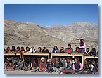 Lehrerin Tsamchoe mit Kindern, im Hintergrund das Dorf Saldang.JPG Lehrerin Tsamchoe mit Kindern, im Hintergrund das Dorf Saldang.JPG