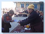 Nyima Lama gibt dem Fuenftklaessler Dawa Tsering einen Preis.JPG Nyima Lama gibt dem Fuenftklaessler Dawa Tsering einen Preis.JPG