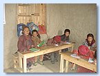 Pasang Tashi mit seinen Freunden in der Klasse.JPG Pasang Tashi mit seinen Freunden in der Klasse.JPG