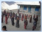 Rektor Gyanu Gurung, Lehrerin Pema Sangmo mit den Kleinen am Morgen.JPG Rektor Gyanu Gurung, Lehrerin Pema Sangmo mit den Kleinen am Morgen.JPG