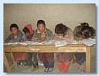 Schueler der Klasse drei schreiben in ihre Hefte.JPG Schueler der Klasse drei schreiben in ihre Hefte.JPG
