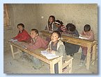 Schueler der ersten Klasse schreiben von dem Flipchart ab.JPG Schueler der ersten Klasse schreiben von dem Flipchart ab.JPG