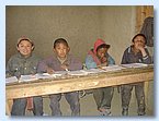 Schueler der vierten Klasse laecheln vor der Kamera.JPG Schueler der vierten Klasse laecheln vor der Kamera.JPG