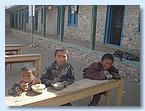 Schueler essen zu Mittag.JPG Schueler essen zu Mittag.JPG