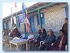 Schulgruender Karma Dhondup haelt eine Rede, Rektor Gyanu Gurung blickt skeptisch.JPG Schulgruender Karma Dhondup haelt eine Rede, Rektor Gyanu Gurung blickt skeptisch.JPG