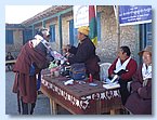 Tashi Dhondup erhaelt aus Nyima Lamas Haenden eine Khatag ueberreicht.JPG Tashi Dhondup erhaelt aus Nyima Lamas Haenden eine Khatag ueberreicht.JPG