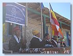 Thinley Lhundup sitzt unter dem Schulschild am Abschlusstag.JPG Thinley Lhundup sitzt unter dem Schulschild am Abschlusstag.JPG