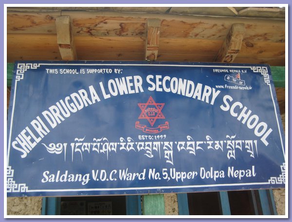 Das neue Schulschild mit Erwaehnung von Freunde Nepals.JPG